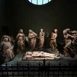 Essa rappresenta il drammatico momento che segue la deposizione di Cristo dalla croce, poco prima della sua sepoltura. Davanti a noi si dispongono sette figure a grandezza naturale, modellate in terracotta con straordinaria intensit� 